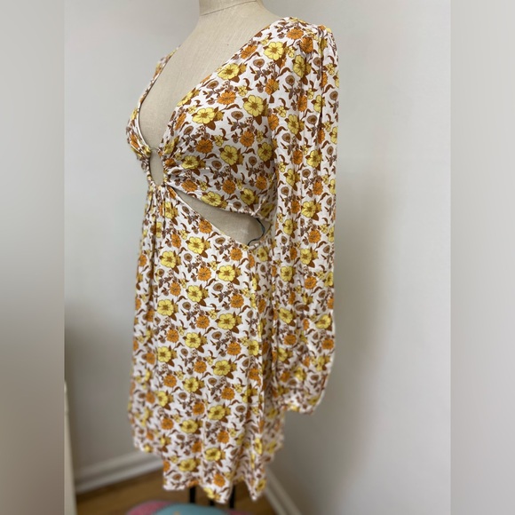 Forever 21 Floral Cut-out Dress - Picture 3 of 4